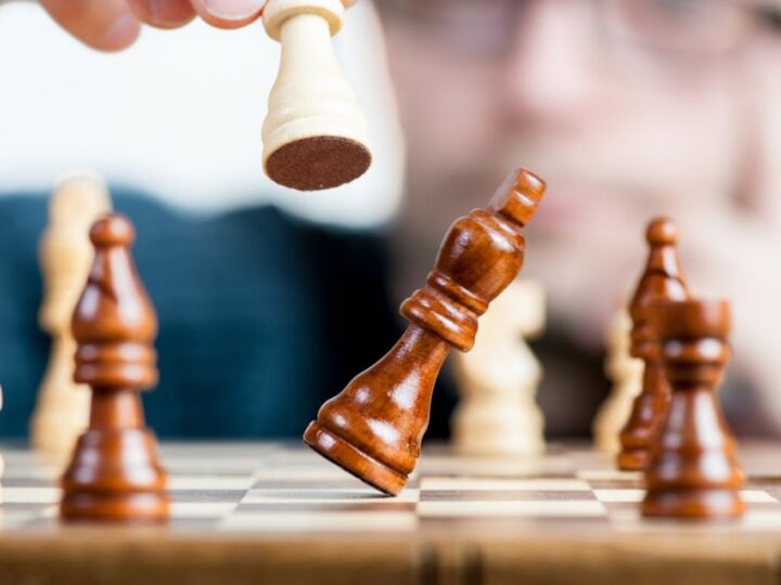 Entuzjaści gry w szachy zmagają się w kieleckim parku miejskim