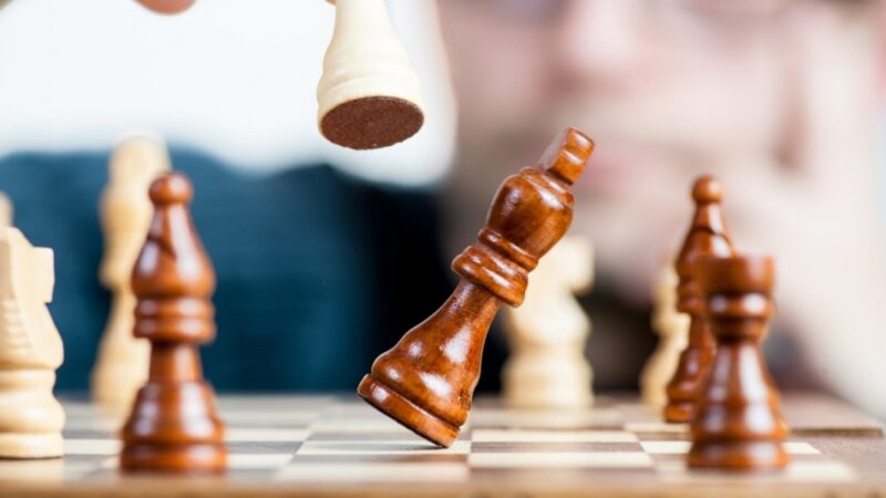 Entuzjaści gry w szachy zmagają się w kieleckim parku miejskim