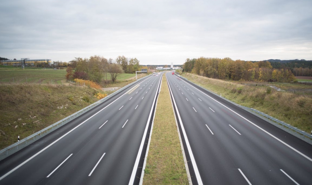 Wielokrotne zderzenie na drodze wojewódzkiej nr 764 pozostawia pięć osób w stanie rannym