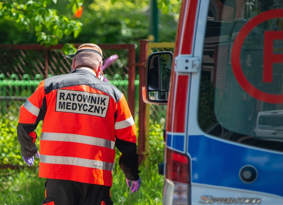 Wypadek drogowy w Tumlinie: jedna osoba hospitalizowana po kolizji dwóch samochodów